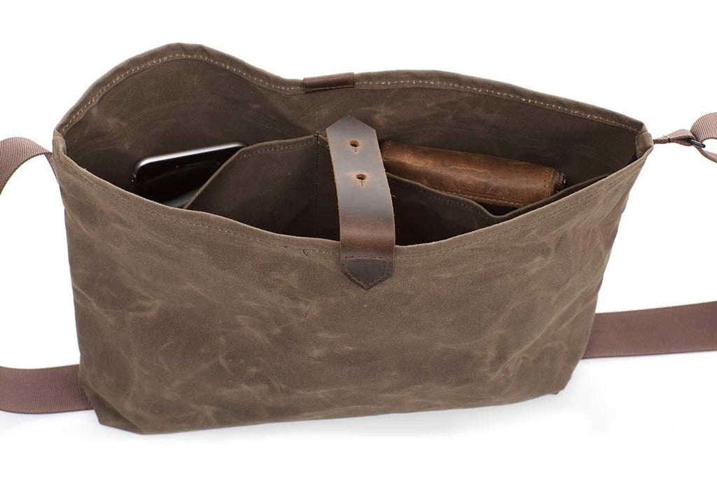 Two sewn-in side pockets for organization